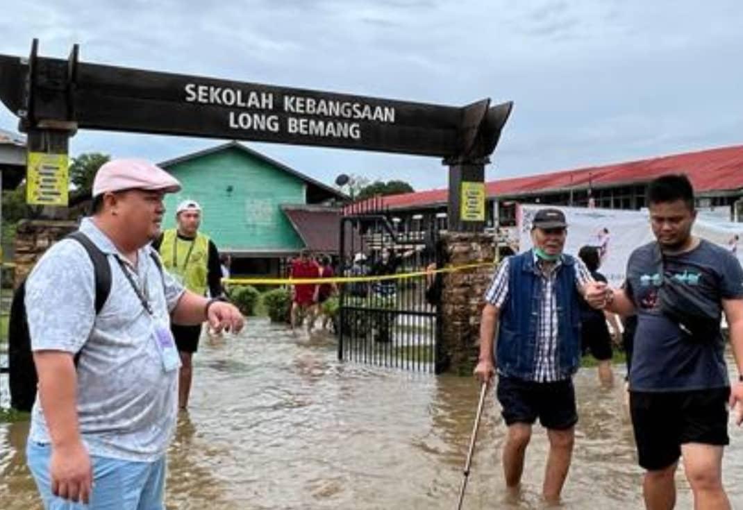 Pengundi meredah banjir di pusat mengundi SK Long Bemang di kerusi Parlimen Baram, Sarawak - Gambar media sosial