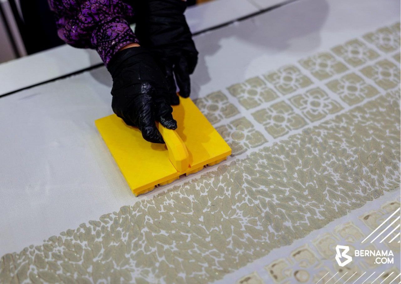 Kakitangan Kraftangan Malaysia menunjukkan demonstrasi Batik Alternatif menggunakan teknik terap dan penggunaan bahan tanah liat ketika sesi bersama pengamal media sempena kempen ‘Ini Batik Malaysia’ di Kompleks Kraf, Kuala Lumpur, baru-baru ini. gambar BERNAMA