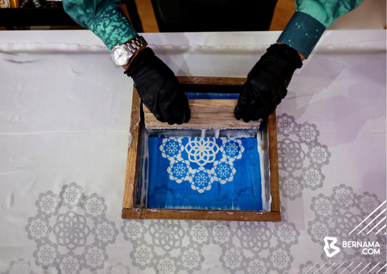 Kakitangan Kraftangan Malaysia menunjukkan demonstrasi Batik Alternatif menggunakan teknik ‘silk screen’ dan linut ketika sesi bersama media sempena kempen ‘Ini Batik Malaysia’ di Kompleks Kraf, Kuala Lumpur, baru-baru ini. gambar BERNAMA