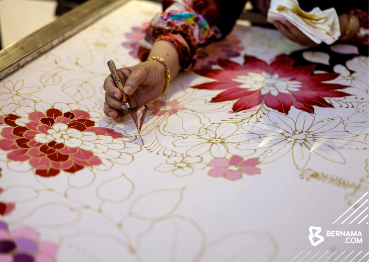 Kakitangan Kraftangan Malaysia menunjukkan demonstrasi Batik Canting pada sesi bersama pengamal media sempena kempen ‘Ini Batik Malaysia’ di Kompleks Kraf, Kuala Lumpur, baru-baru ini. gambar BERNAMA