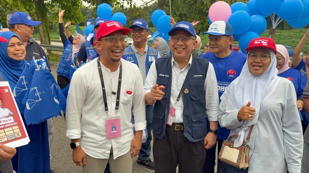 Meski berbeza parti dan ideologi, Fakharuddin Moslim (dua, kiri) tidak kekok beramah mesra dengab Dr Adham Baba (tengah)