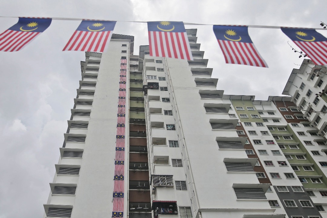 2,000 Jalur Gemilang dipasang di kawasan perumahan PAKR Hiliran, bagi memeriahkan sambutan bulan kemerdekaan.