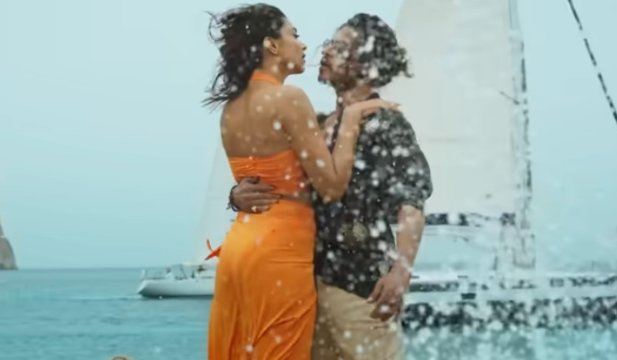 Aksi bikini sarong berwarna jingga Deepika Padukone telah mencetuskan kontroversi.