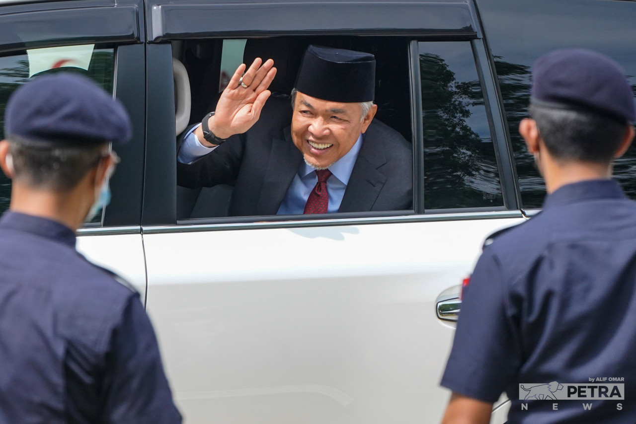 Ahmad Zahid Hamidi keluar dari Istana Negara selepas menghadap Yang di-Pertuan Agong, Al Sultan Abdullah Ri'ayatuddin Al Mustafa Billah Shah - Gambar oleh Alif Omar