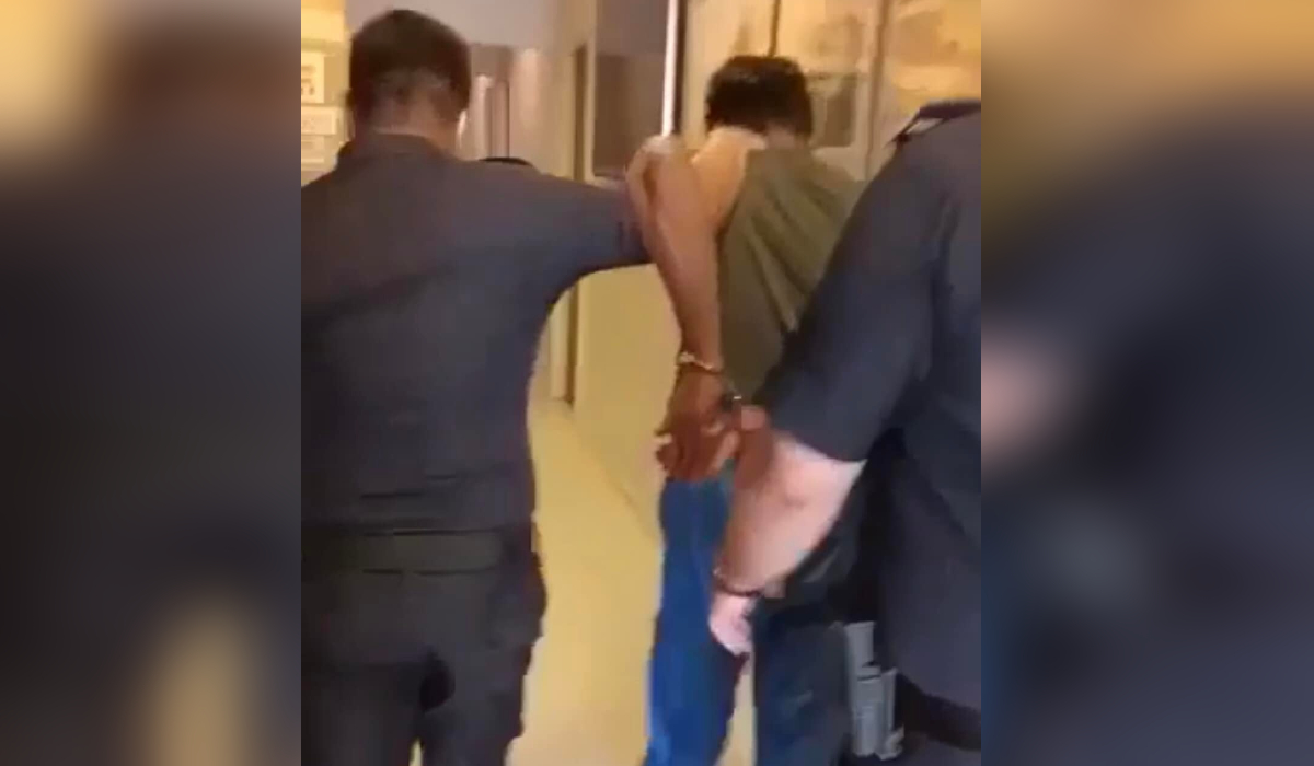  Suspek ditahan polis di kawasan Permas Jaya, beberapa jam selepas mayat 2 beranak itu ditemukan di hadapan rumah mereka. - Gambar dari media sosial