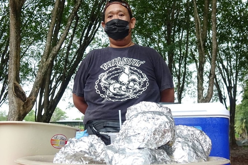 Fikriamin bersama sebahagian burger ayam grilled yang sudah siap untuk diagihkan kepada pelanggan yang membuat tempahan.