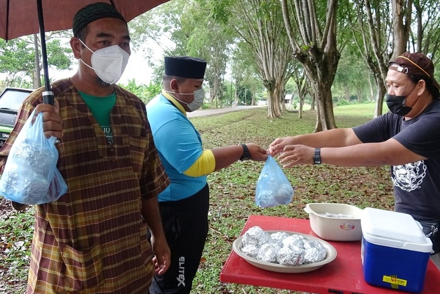 Antara pelanggan setia yang mendapatkan pesanan mereka di gerai sementara diusahakan Fikriamin.