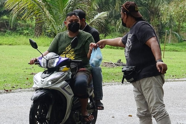 Pelanggan Fikriamin mengambil pesanan yang ditempah awal.