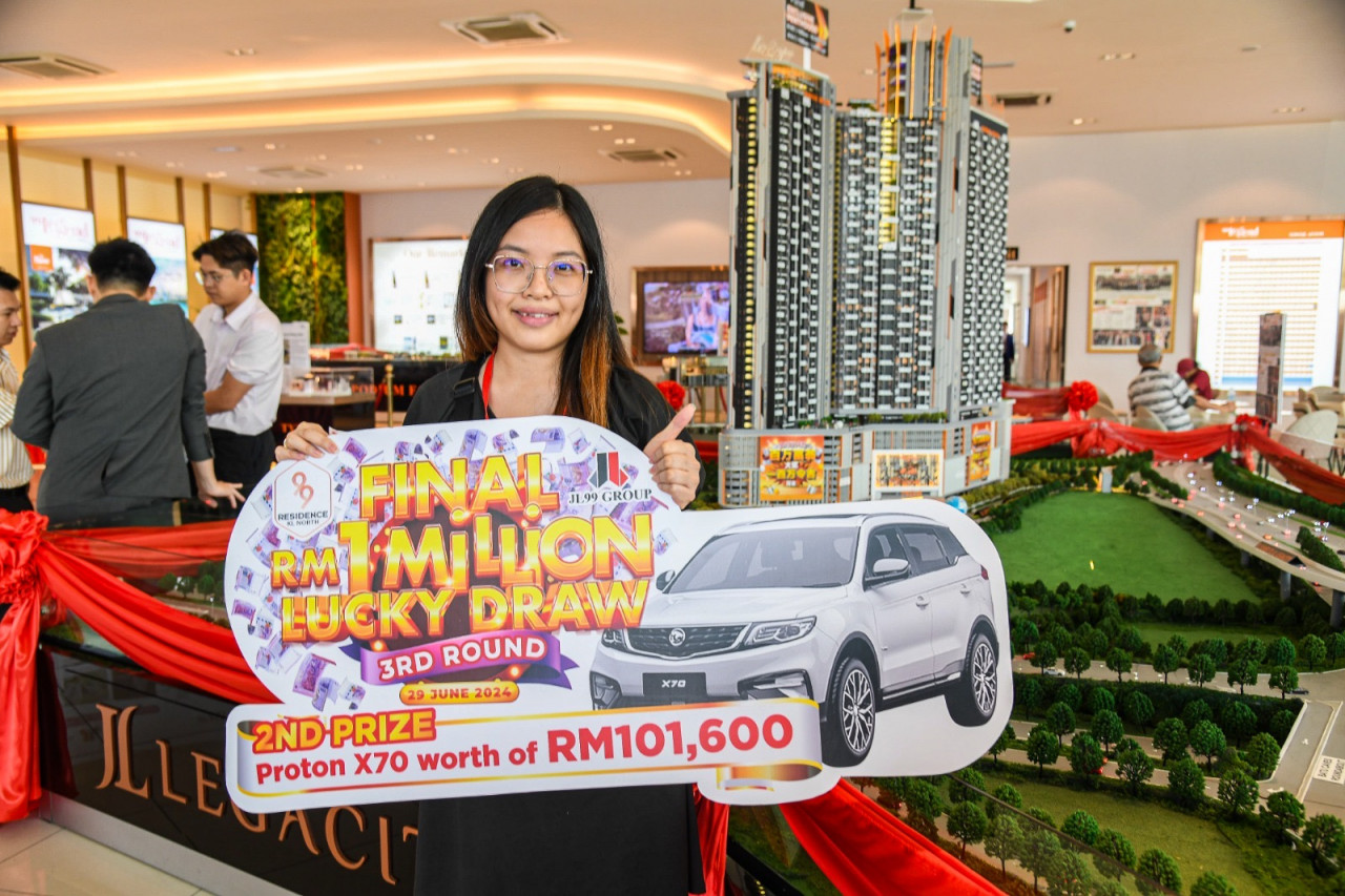 Chong Min Yu bersama hadiah dimenangi - Gambar Sophia Ahmad