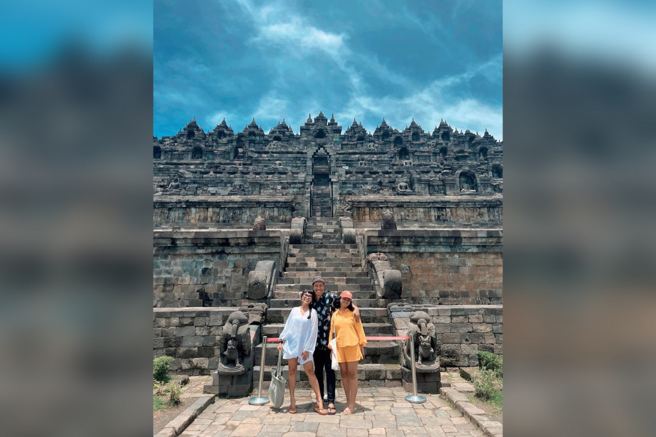 Nabila bersama keluarga di Candi Borobudur.