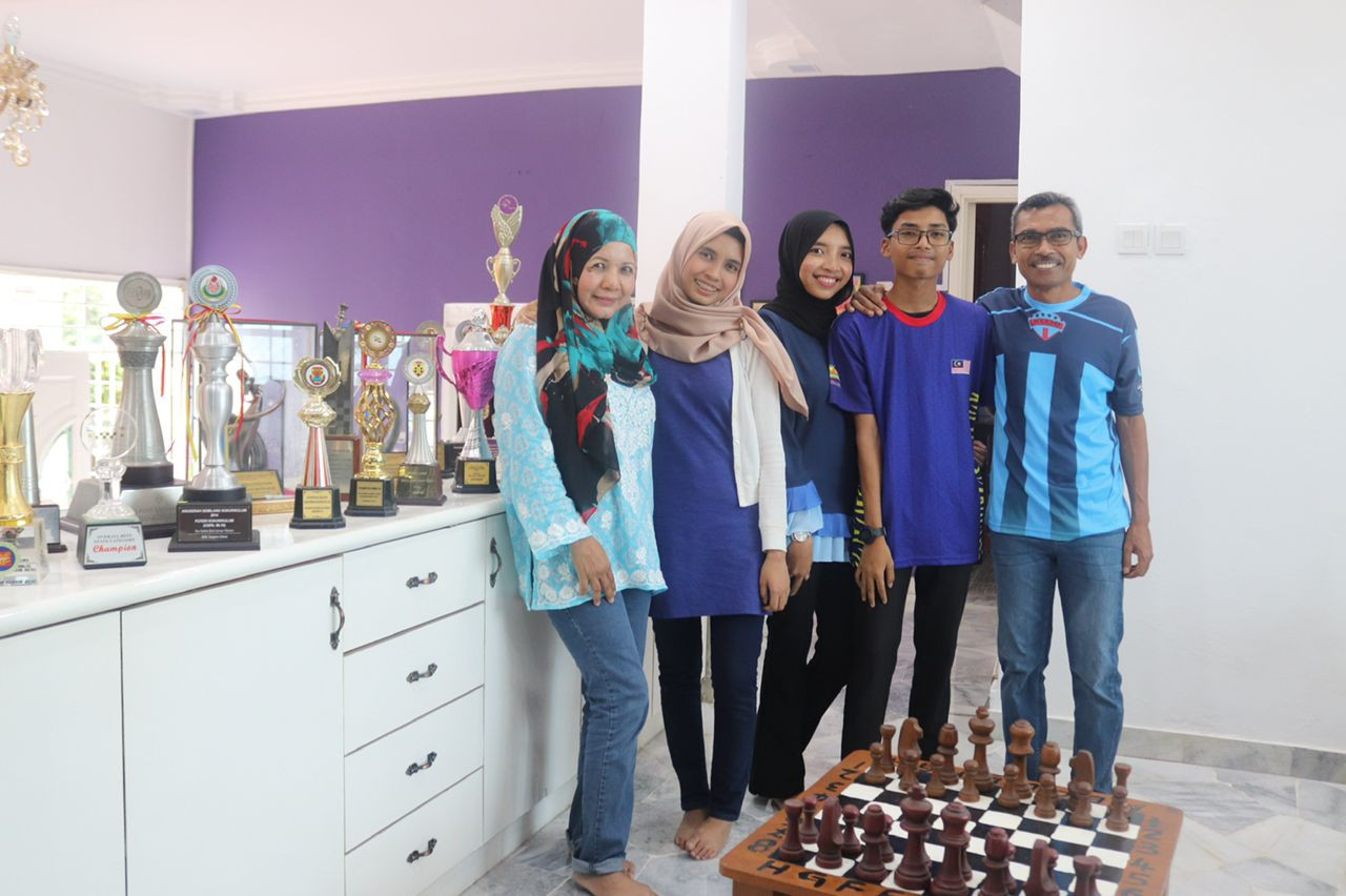 Azman Hisham (kanan) dan isteri, Zazaluma Harun (kiri) sentiasa menyokong penglibatan anak-anak mereka dalam sukan catur.