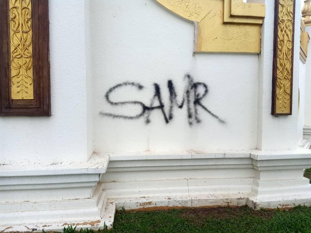 Suspek didapati menconteng tembok dinding istana.