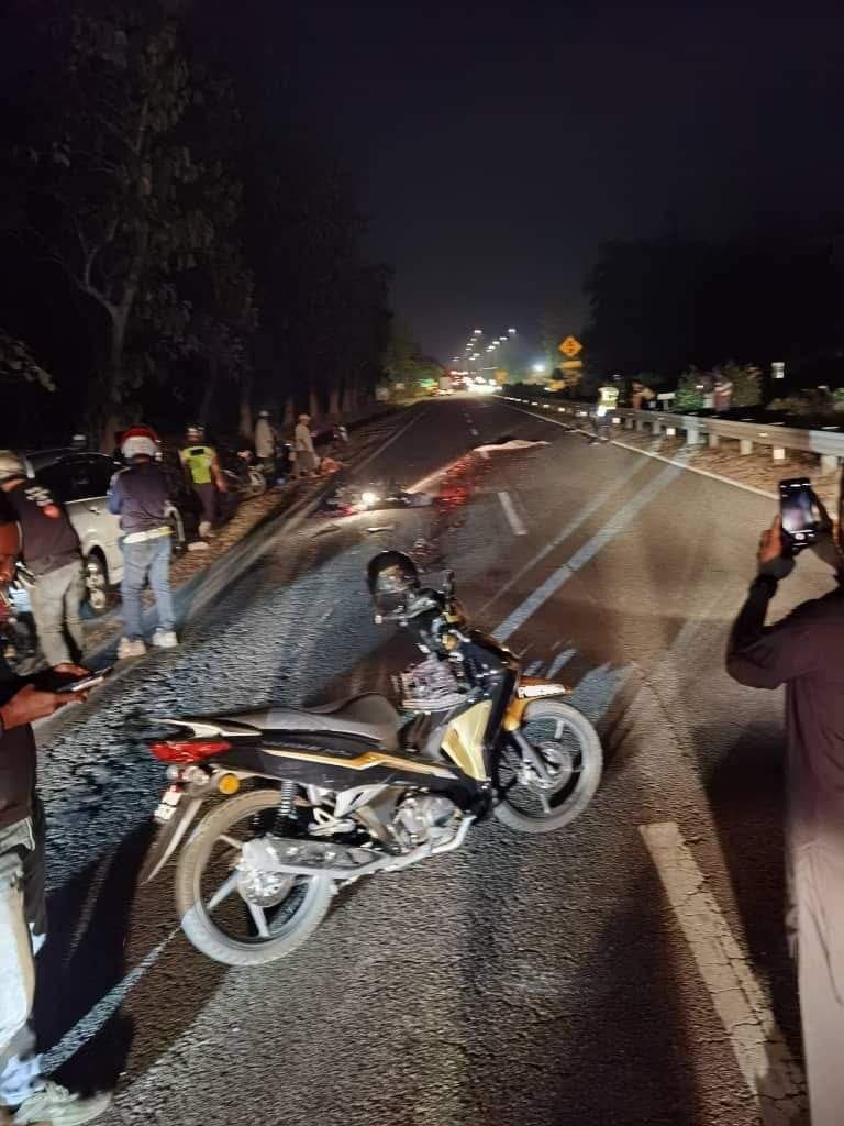 Motosikan milik mangsa yang terbabit kemalangan malam tadi - gambar orang awam