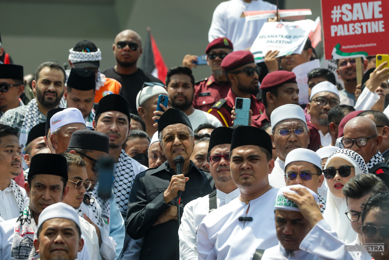 Tun Dr Mahathir Mohamad antara yang menyampaikan ucapan - gambar Nooreeza Hashim