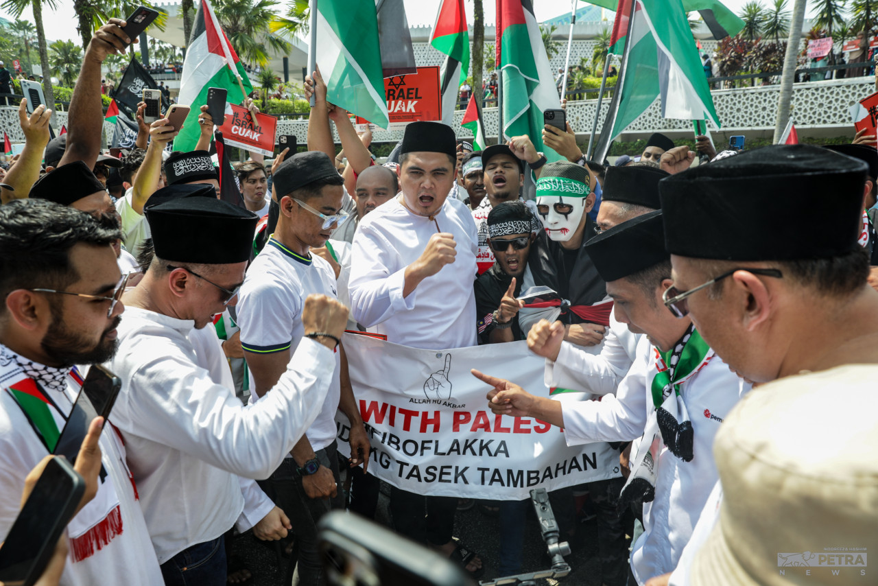 Dr Muhammad Akmal Saleh (tengah) antara yang hadir untuk memberikan ucapan - gambar Nooreeza Hashim