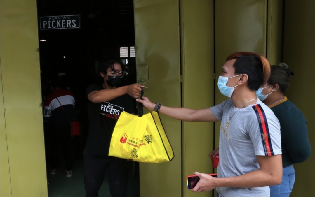 Pekerja Kuantan Pickers dan Kedai Kopi mengagihkan bantuan kepada golongan memerlukan ketika tinjauan di premis berkenaan. 