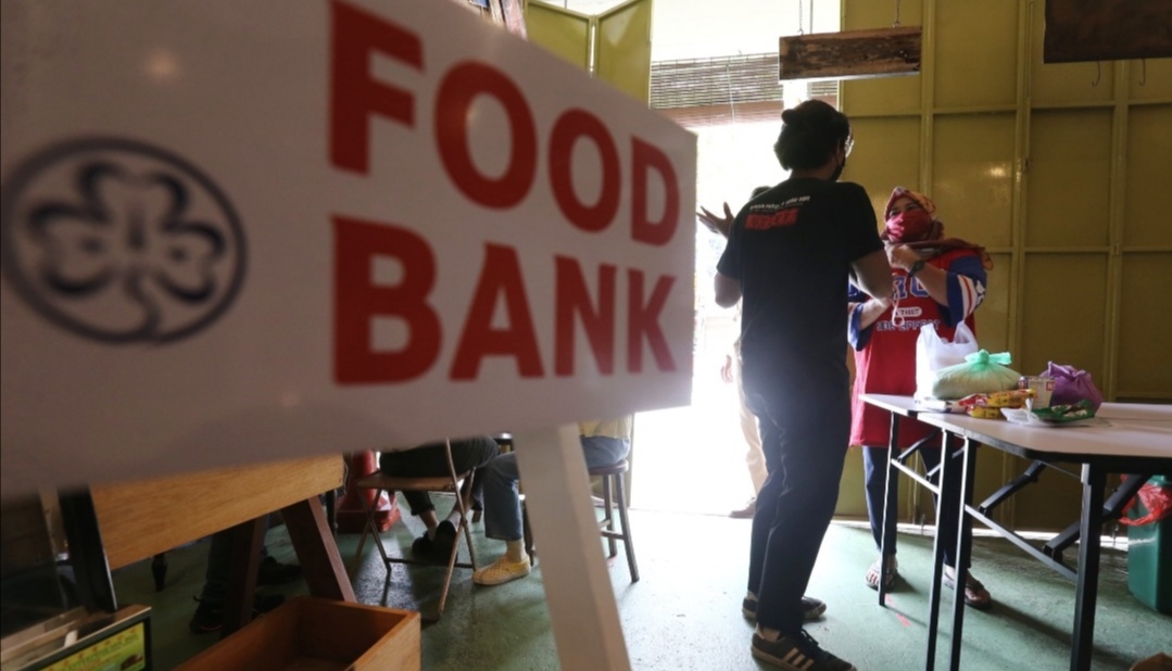 Pusat sehenti bagi mengumpul dan mengagihkan bantuan barangan keperluan asas di Kuantan adalah Kuantan Pickers dan Kedai Kopi yang terletak di Jalan Besar, dekat sini.