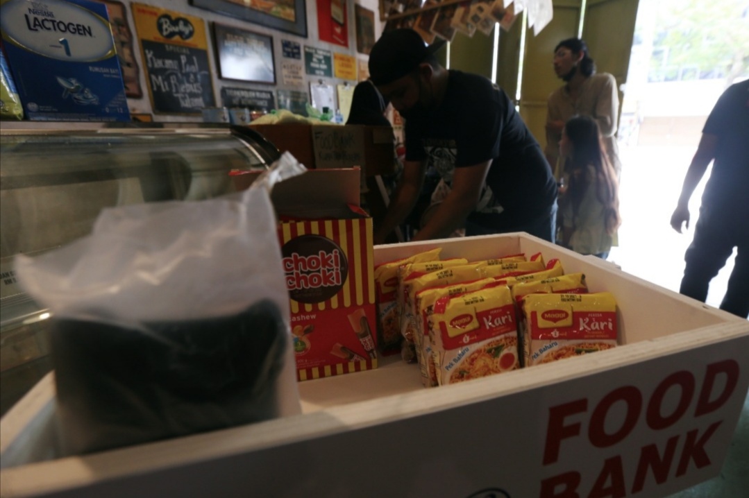 Barangan keperluan sumbangan orang ramai tersusun di premis berkenaan. 