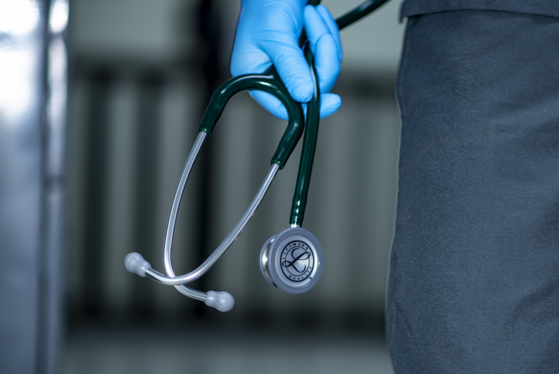 Doktor perubatan yang menjadi duta untuk melariskan jualan produk kosmetik akan dikenakan tindakan tegas daripada KKM. - Gambar hiasan