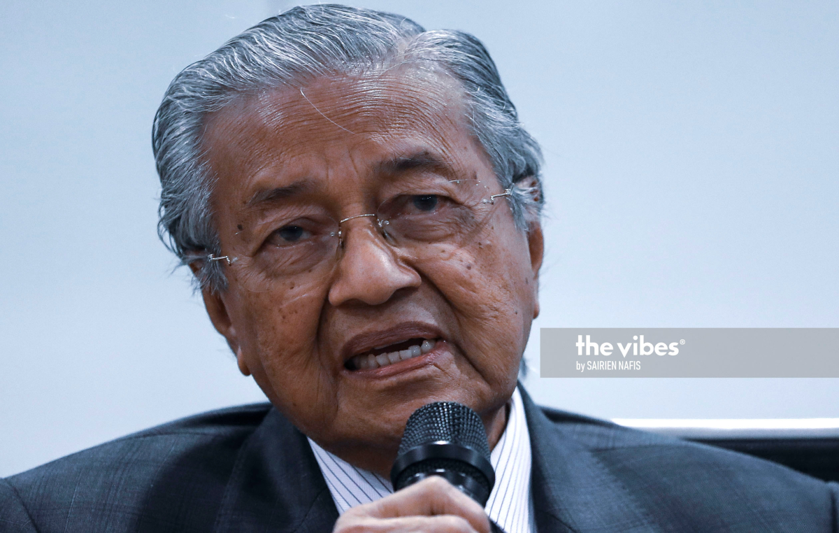 Dr Mahathir Mohamad mutakhir ini dilihat kerap memberi kenyataan berbaur hasutan - gambar fail