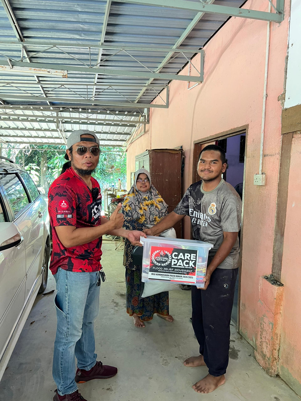 Sebahagian ahli TTCM menyampaikan bantuan berupa pek makanan dan keperluan asas kepada mangsa banjir di Pokok Sena, Kedah - Gambar Amirah Abu Bakar
