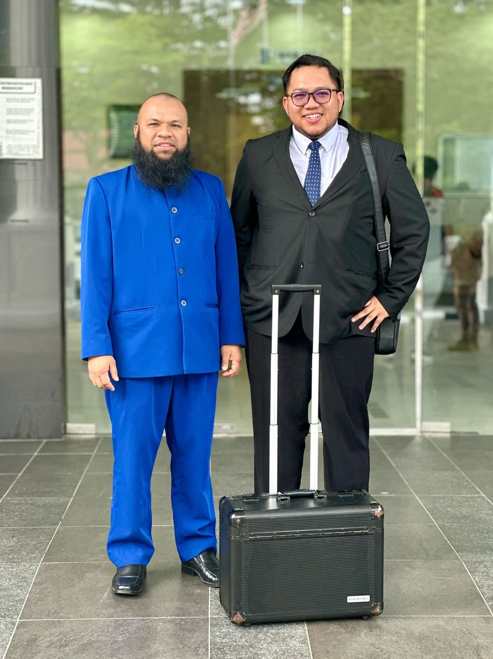 Azlan Al Amin bersama peguamnya, Fahmi Adilah