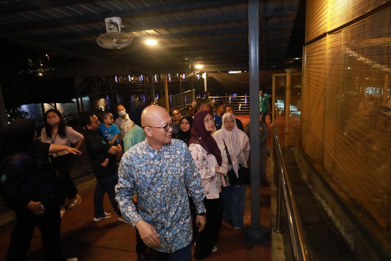 Jeff B K Lee (depan) mengiringi Dr Zaliha Mustafa menyaksikan haiwan liar yang terdapat di 99 Wonderland Park - gambar Sophia Ahmad