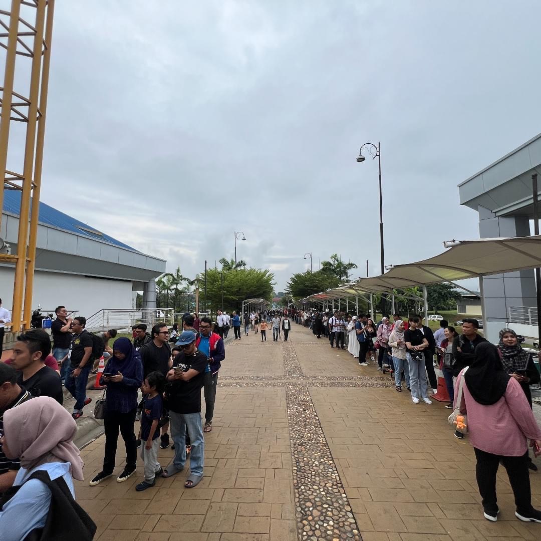 Orang ramai sanggup beratur panjang untuk membeli tiket masuk - Gambar Diyana Nawar