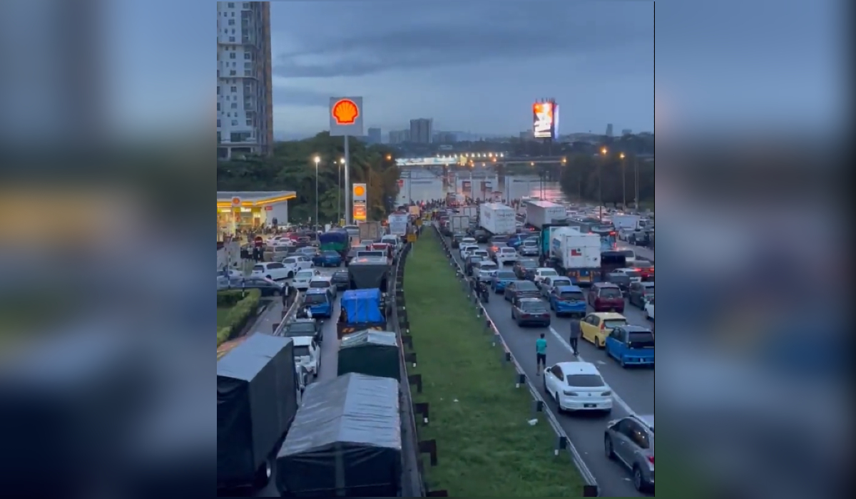 Keadaan di Lebuhraya Persekutuan, pagi tadi. - Gambar @_fahmi_aziz