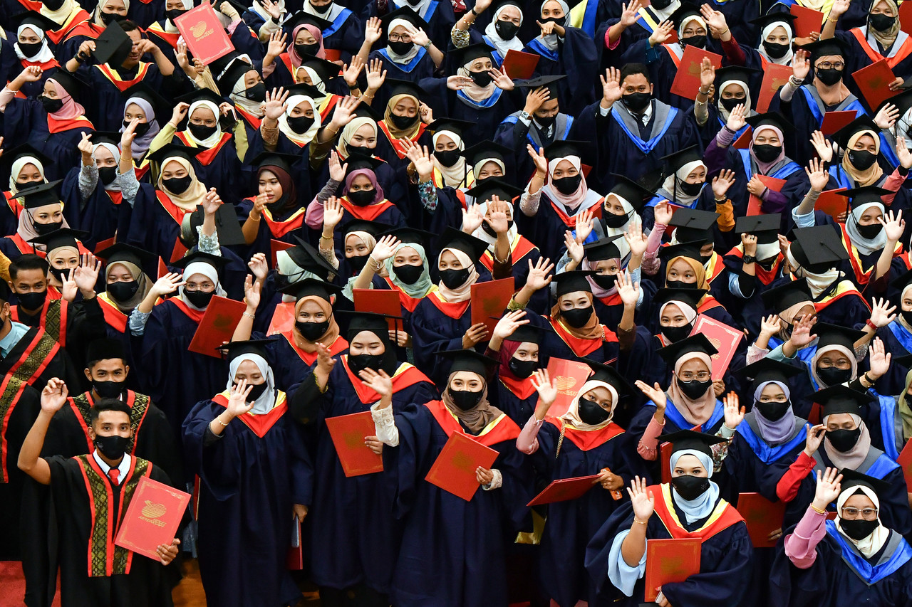 Seramai 648 graduan Kolej Ketengah iaitu 404 orang menerima diploma dan 244 orang menerima sijil dalam bidang masing-masing pada Majlis Konvokesyen Kolej Ketengah Kali Ketiga di Universiti Malaysia Terengganu (UMT) hari ini. - Gambar Bernama