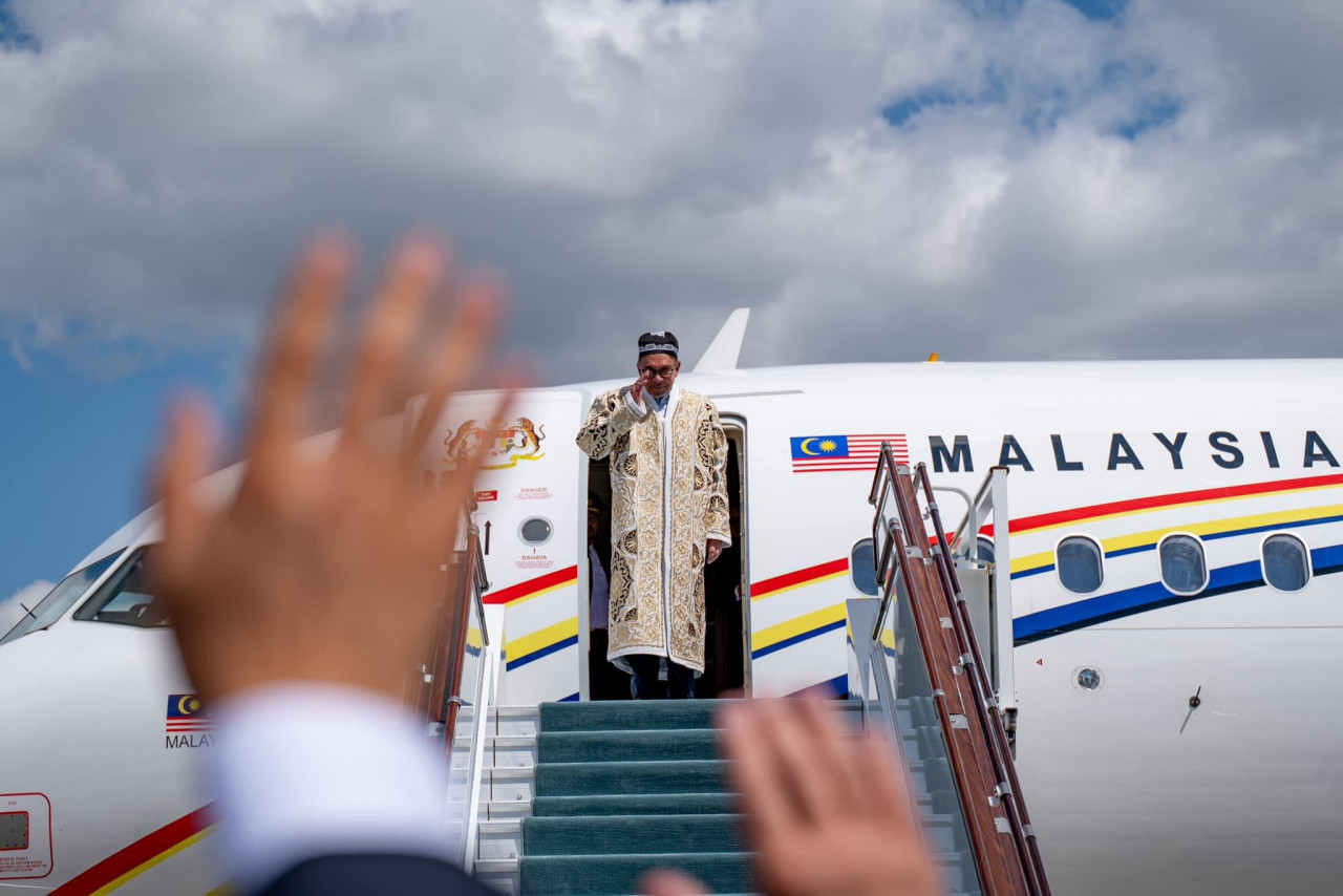 Perdana Menteri berlepas pulang ke tanah air dengan mengenakan pakaian tradisional rasmi khusus buat pemimpin Bukhara, dikenali sebagai Chapan Bukhara - Gambar PMO