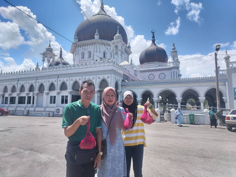 Rozalina Zainol (tengah) bersama keluarganya