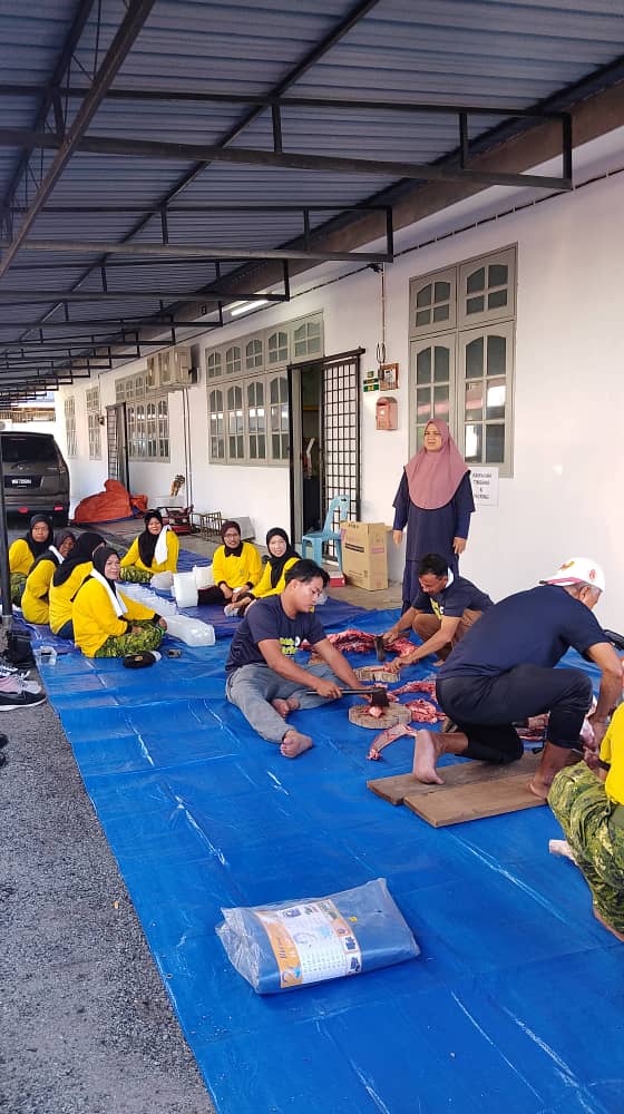 Barisan sukarelawan tekun melapah daging korban untuk diagihkan kepada penerima