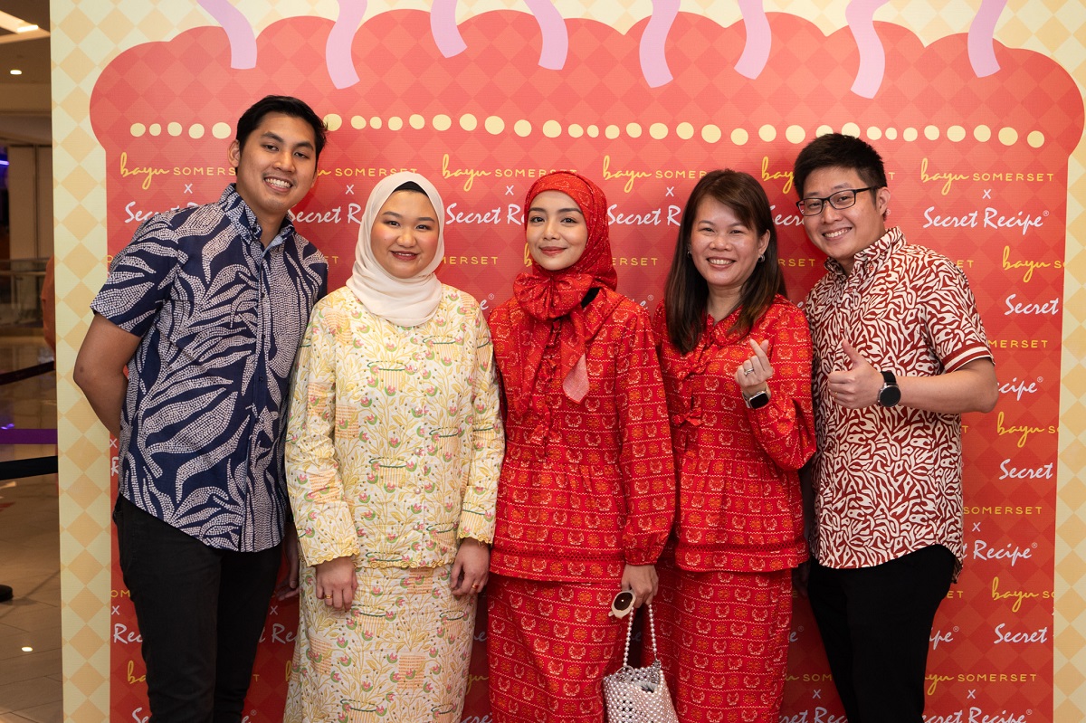 Mira Filzah (tengah) sebagai duta Secret Recipe turut hadir pada majlis pelancaran
