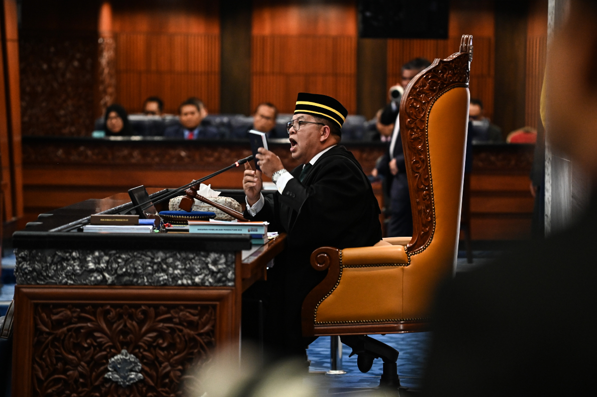Johari berjaya mengawal suasana ketika Dewan Rakyat menjadi 'panas'.
