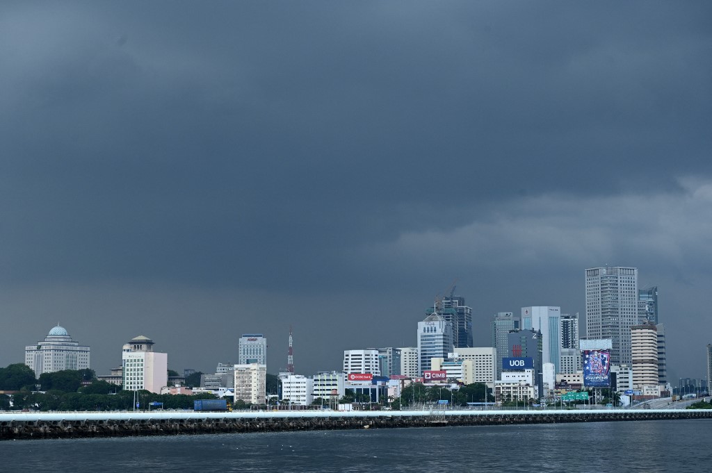 Keputusan yang bakal dibuat akan membabitkan 576,691 pelajar dan 1.764 juta tenaga kerja di Johor yang majoritinya (93 peratus) adalah daripada sektor swasta. - Gambar fail AFP