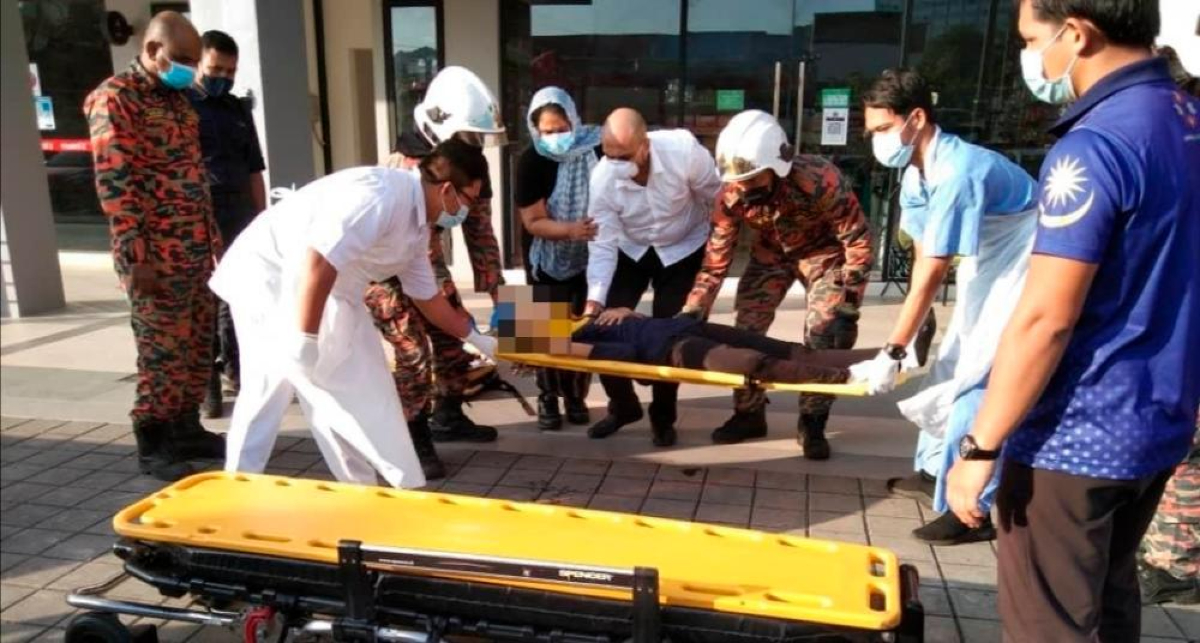 Kanak-kanak perempuan yang jatuh dari tingkat 3 sebuah bangunan dibawa ke hospital. - Gambar ihsan Bomba