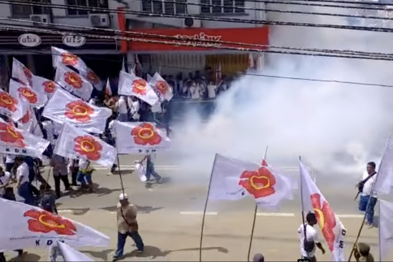 Kekecohan yang berlaku pada proses penamaan calon PRU-15 di Tenom semalam.
