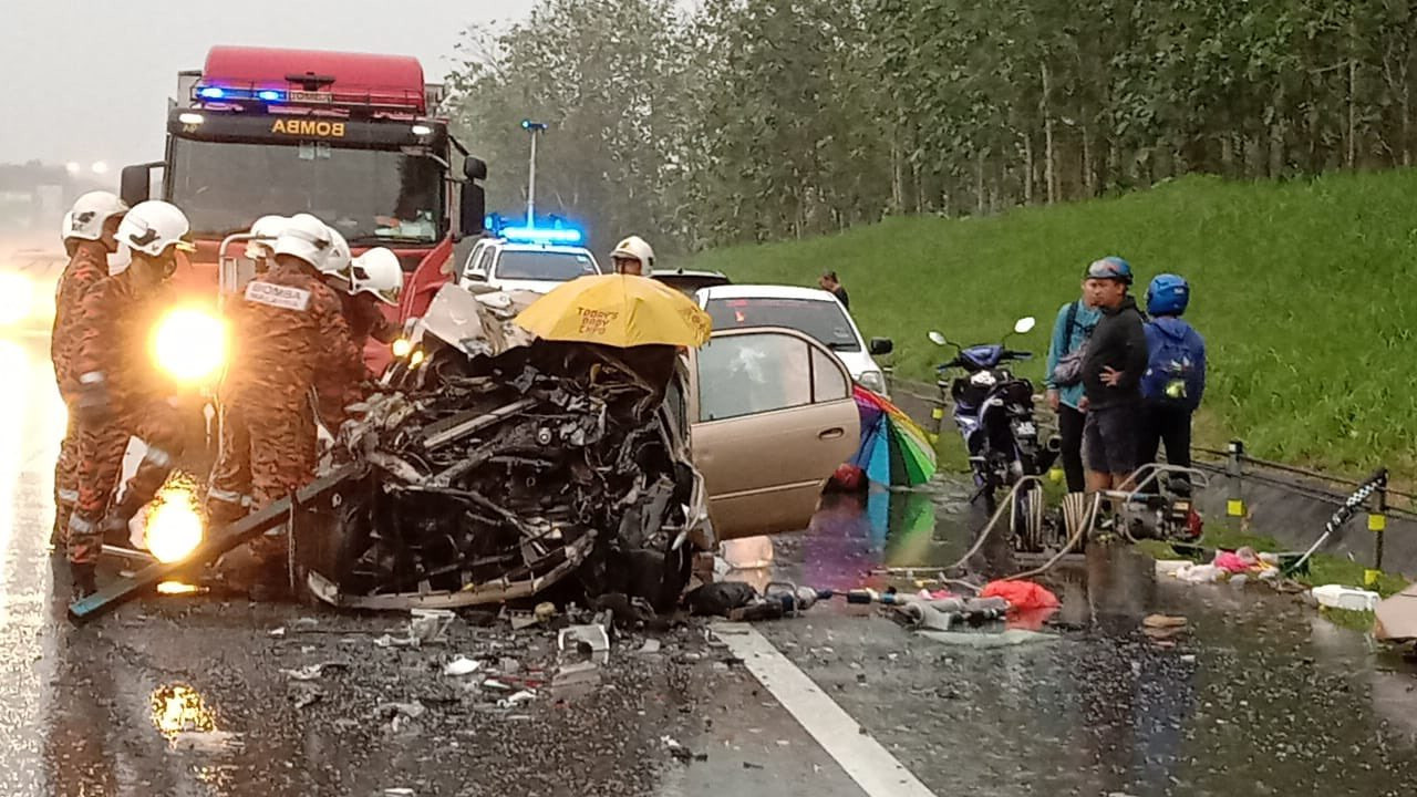 Kejadian itu melibatkan kereta Perodua Myvi, van jenis Toyota Hiace, lori trailer jenis Volvo dan kereta Toyota Corolla, yang dipercayai dari arah yang sama iaitu dari arah Kuala Lumpur menghala ke Johor Bahru