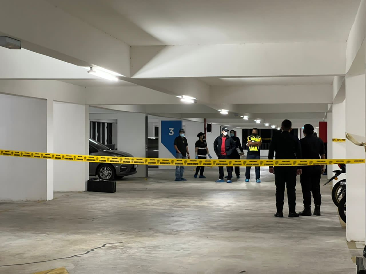 Polis menjalankan siasatan di lokasi di mana seorang lelaki ditembak, di sebuah kondominium di Jalan Baru, malam tadi.