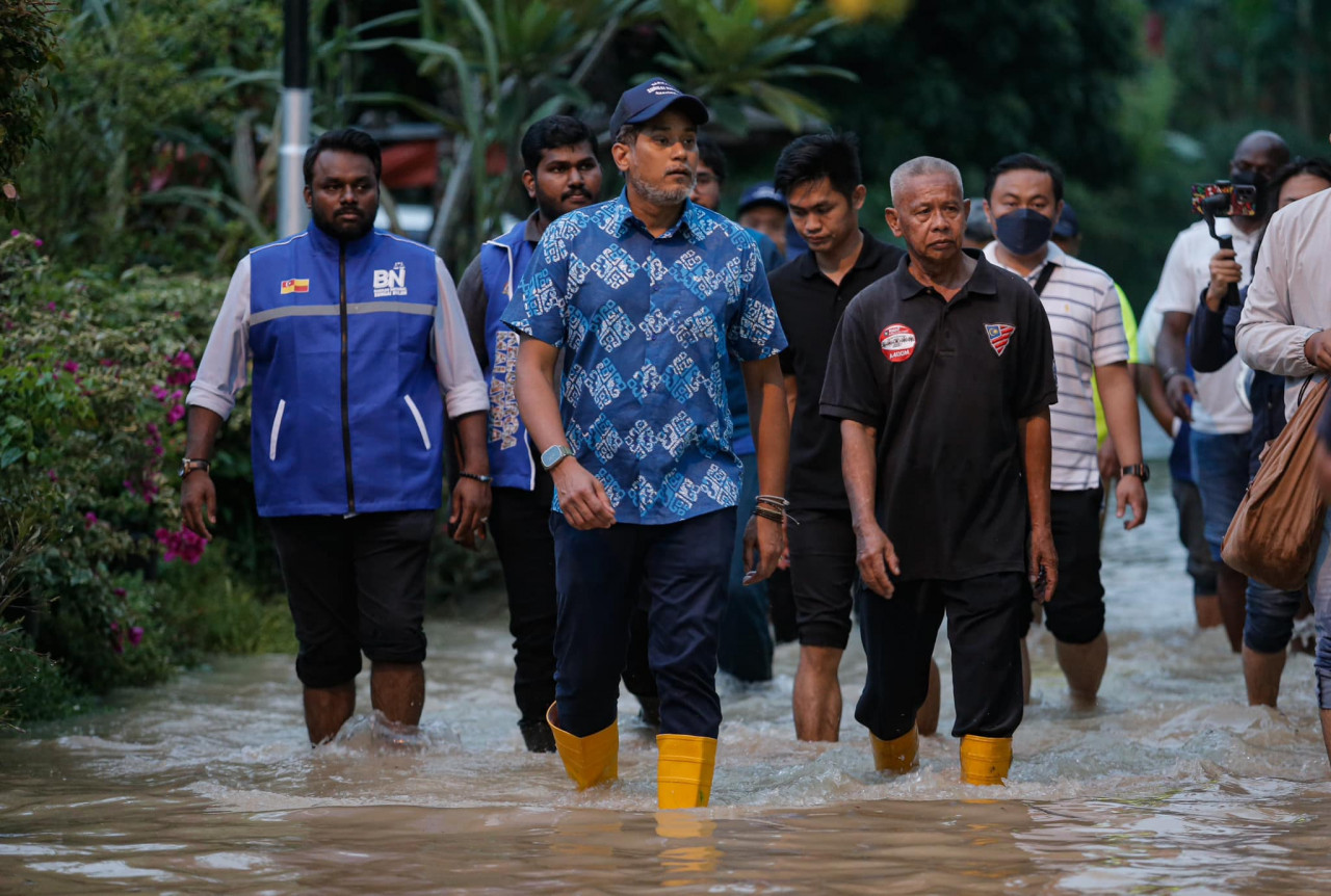 Calon BN Khairy Jamaluddin menangguhkan kempennya seketika untuk bertemu penduduk terkesan dengan banjir - Gambar Facebook Khairy Jamaluddin
