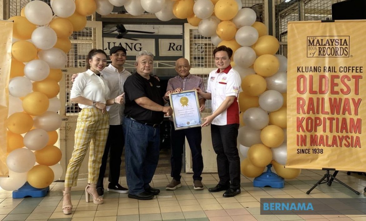Pegawai Pemasaran MBOR Jwan Heah menyerahkan sijil pengiktirafan MBOR kepada Pengarah Kluang Rail Coffee Lim Jit Tong - Gambar Bernama