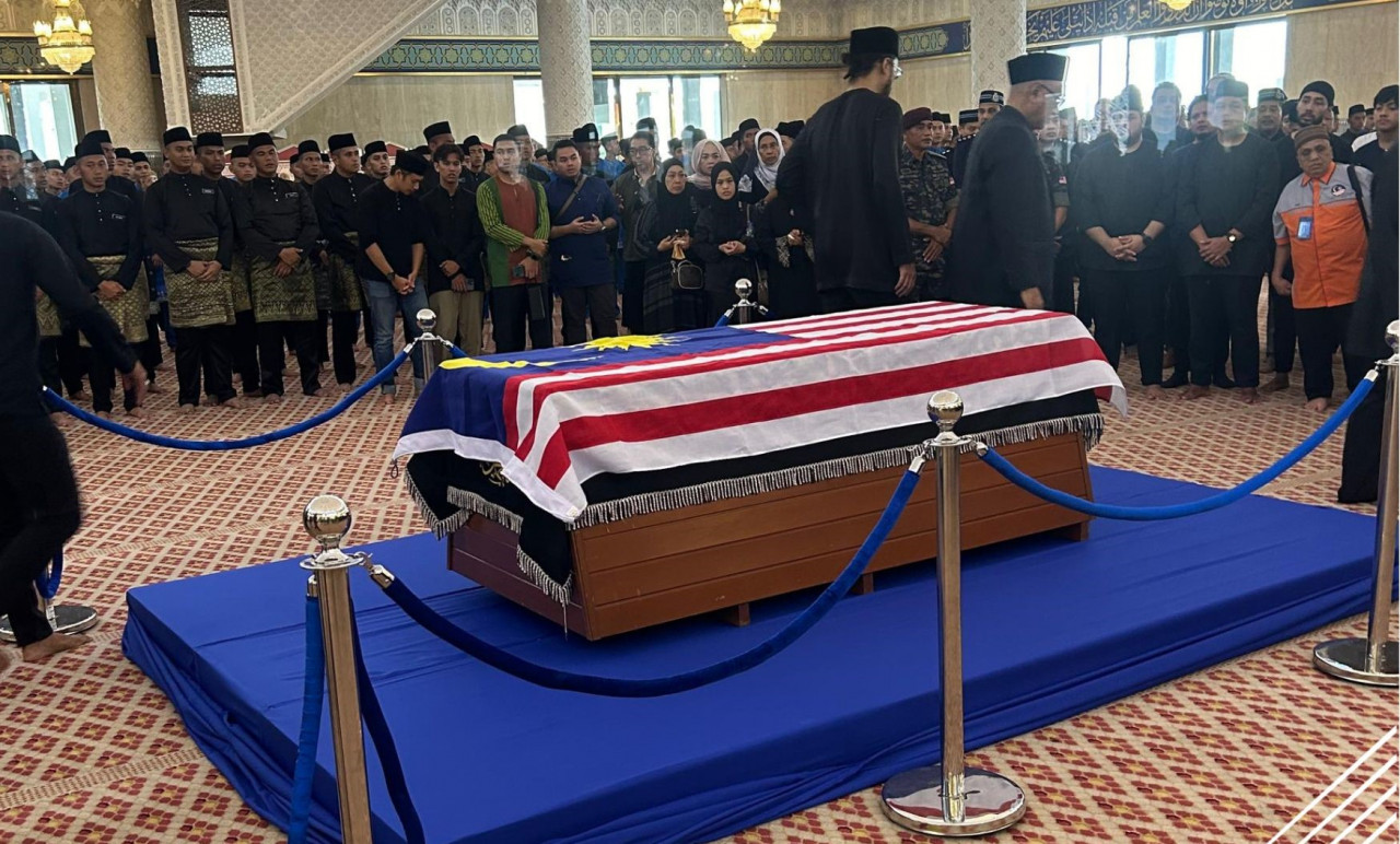 Jenazah Allahyarham Tun Mohammed Hanif Omar ditempat di Dewan Solat Utama Masjid Negara sebelum dikebumikan di Makam Pahlawan, Kuala Lumpur. gambar BERNAMA