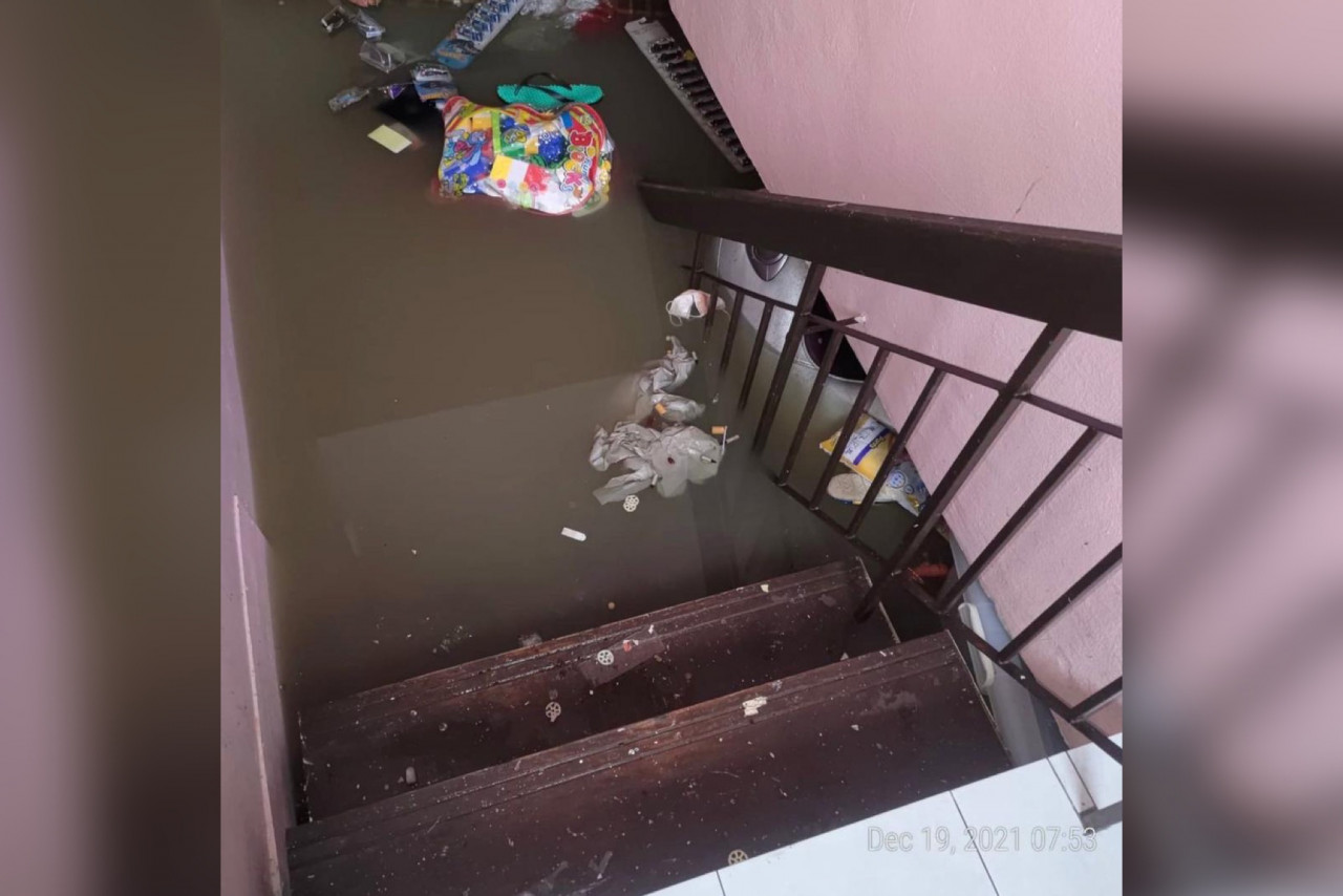 Keadaan dalam rumah Nurull Ain yang dinaiki air.