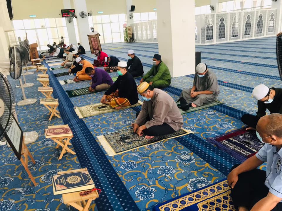 Masjid dan surau tidak boleh dijadikan tempat untuk menyebarkan sebarang penerbitan berunsur politik - gambar hiasan