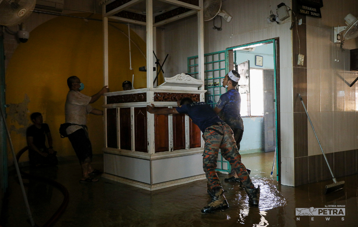 AJK dan sukarelawan membantu membersihkan masjid yang dipenuhi lumpur, selepas air surut.