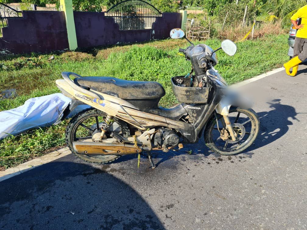 Motosikal mangsa dipercayai hilang kawalan sebelum terbabas dan terhumban ke dalam parit berkenaan.