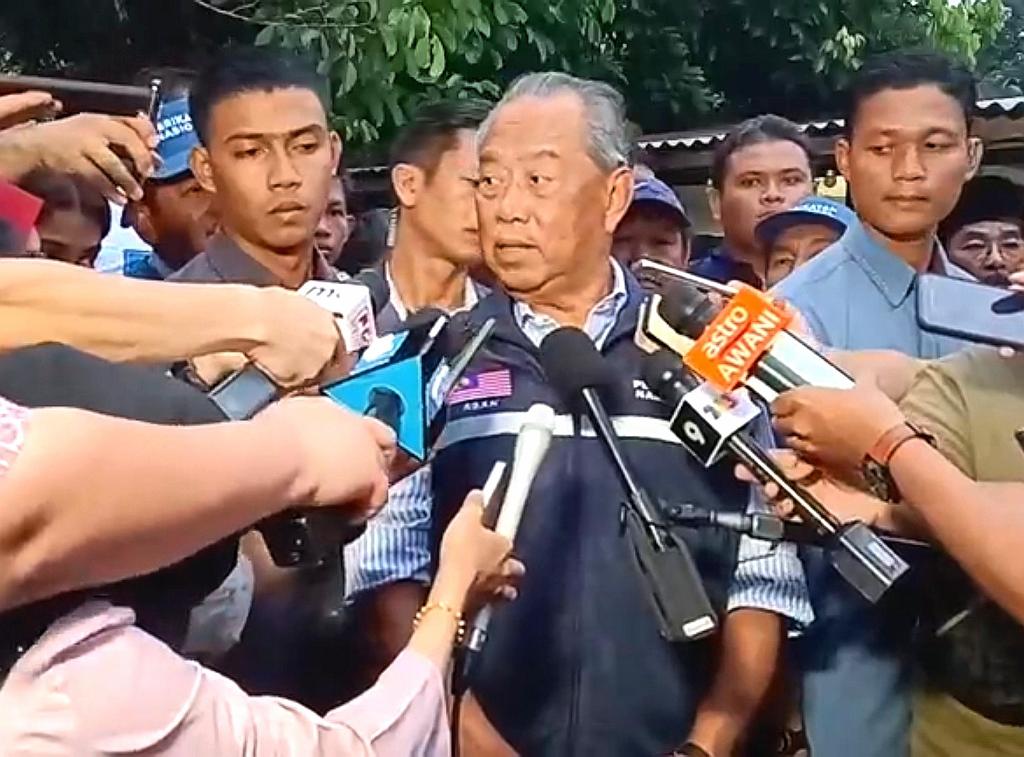 Muhyiddin Yassin selepas menghadiri sesi ramah mesra bersama penduduk di Parit Raja, Batu Pahat