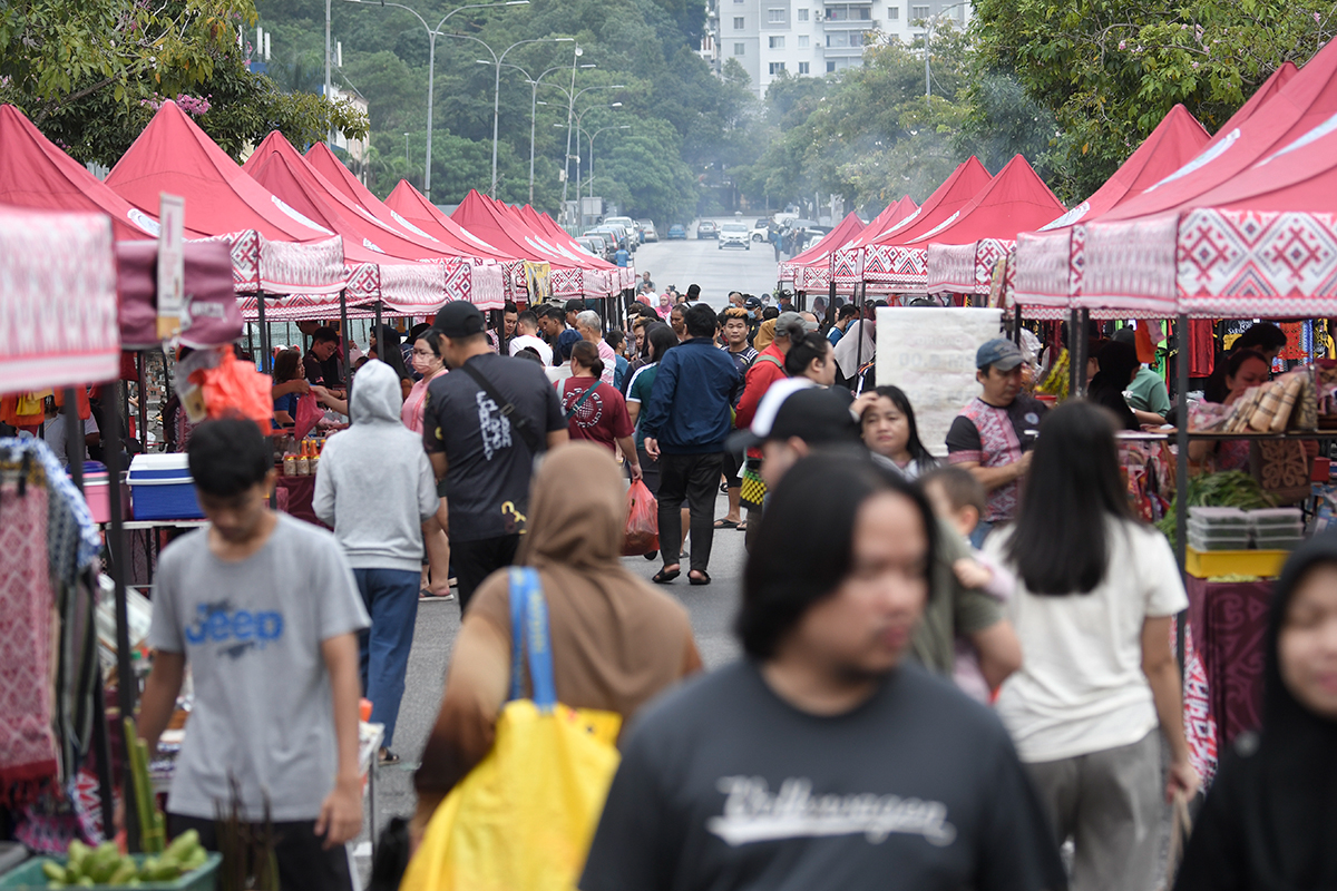 Pasar Borneo sentiasa padat dengan pengunjung setiap kali beroperasi