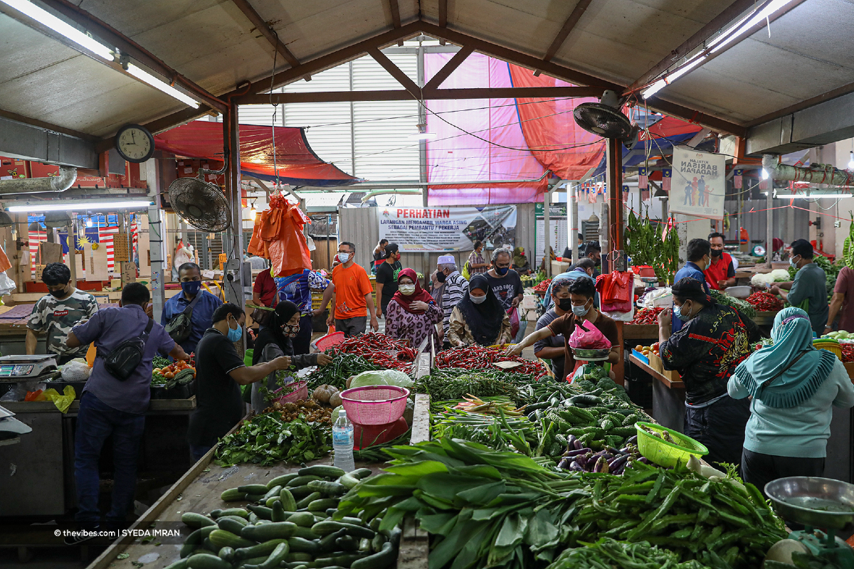 Kenaikan harga sayur sejak kebelakangan ini telah mengundang kemarahan rakyat. - Gambar hiasan